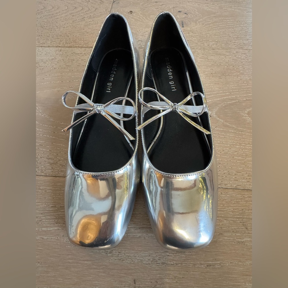 🪩 Madden Girl Silver Ballet Flats size 9.5
